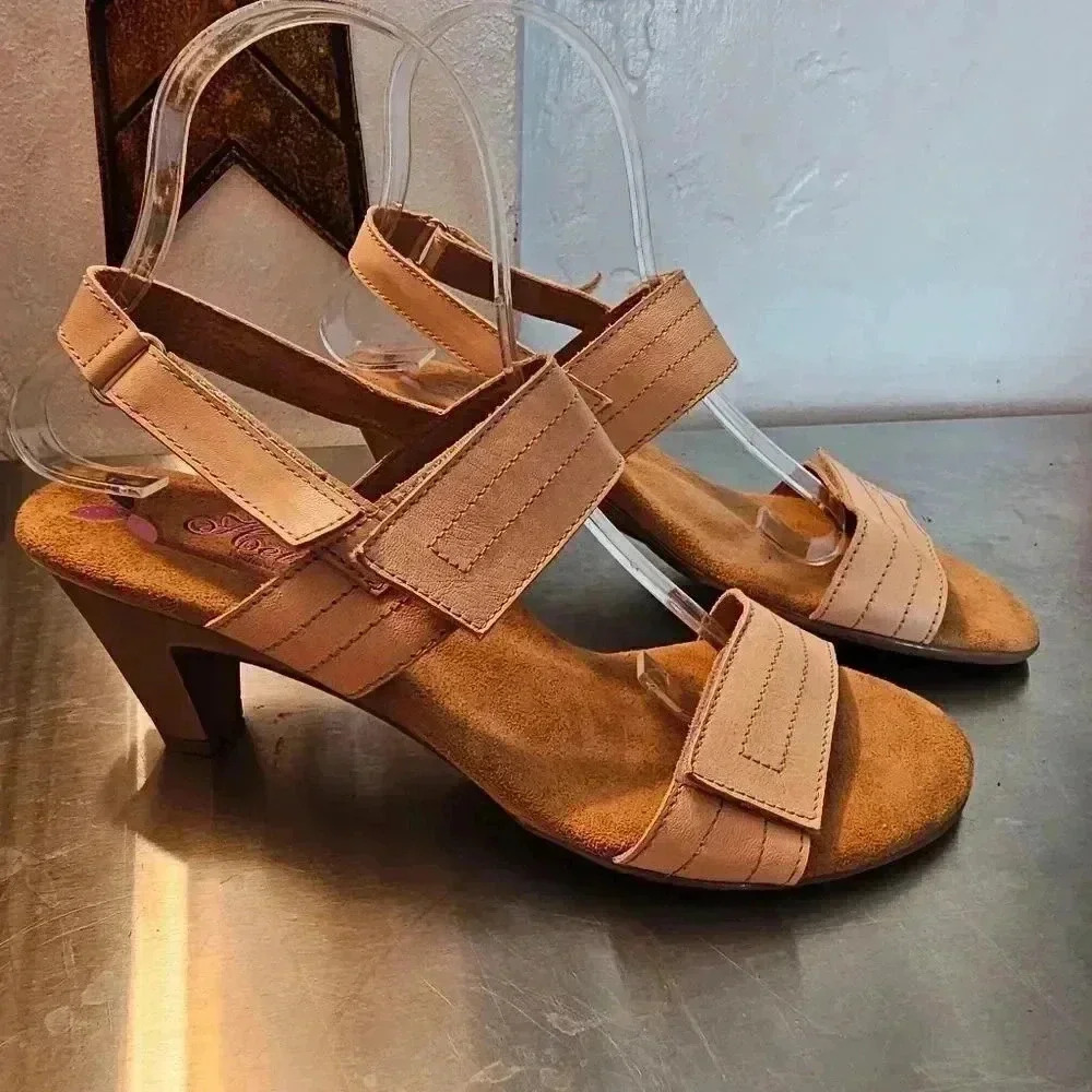 Sandal nude color 3" heel size EU‎ 39